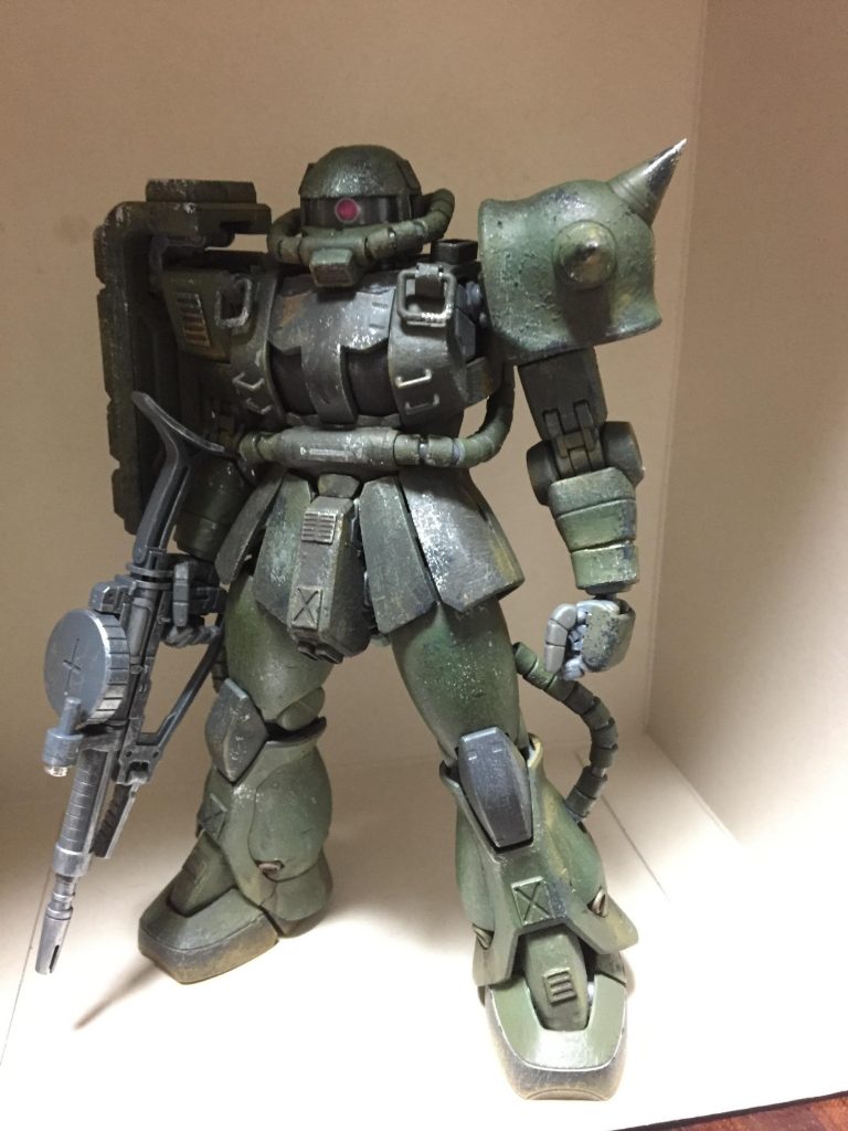 戦車はあまり詳しくないんですが、密林とかで戦闘を行うにあたり、色を暗めにして重厚感を出しています。
また各所にフックやダクト、追加装甲などコトブキヤのパーツを貼り付けてディテールアップしています。