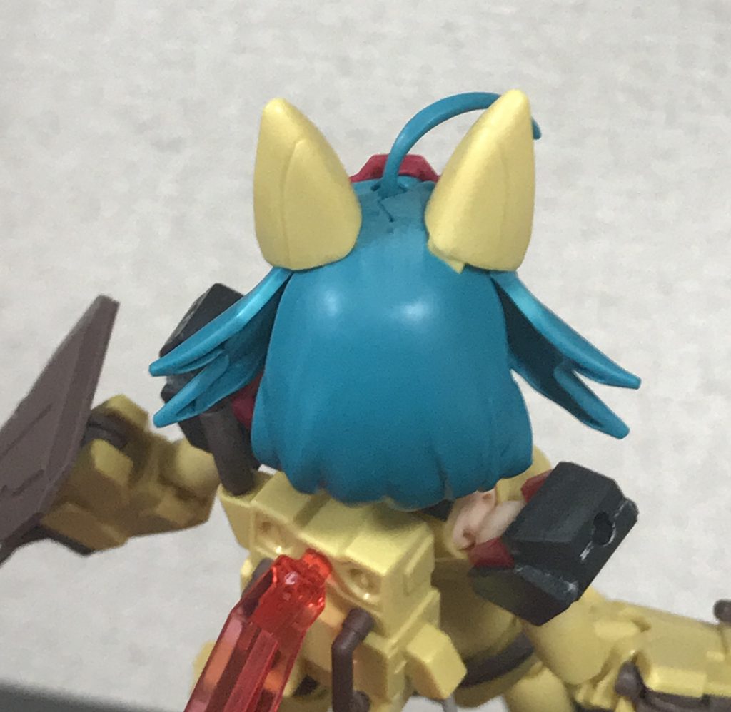 横髪の根元に切れ目を入れ、前に持ってきます