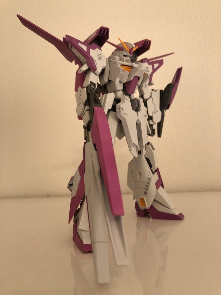 元キットのZガンダムが素晴らしいだけあって、キット自体の出来については文句なし。
パーツ分けと色分けは完璧ですし、ポロリや関節の緩さを感じる箇所もありません。
安心して組むことができました。
大きなバックパックを背負っていますが、バランス良好なため、自立も安定しています。
Z系列が好きな方には、強くオススメできるキットです!