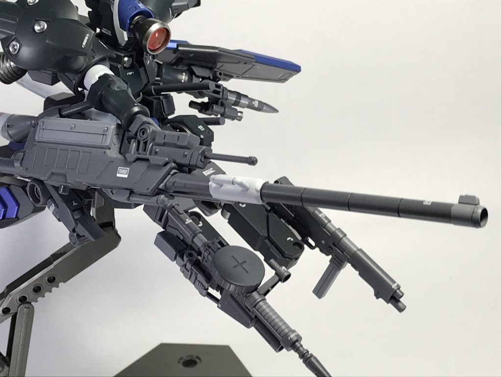 180mmキャノン(装填数10発)
戦闘ミッションでほぼ必ず携行する武装
頭部ロングレンジスコープと連動し命中精度・威力・有効射程において非常に優秀さを発揮する武装だが、バレルの排熱が追いつかずその状態で撃つとバレル内部で暴発する危険がある
その為、10発全て撃つには5発毎にバレルそのものの交換が必要になるが、2本のアームがどちらも塞がっている場合その交換自体も行えない