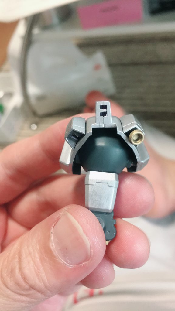 パーツを2つ程紛失(;´д`)
モノアイは自作。肩バーニアは紛失判明後、市販パーツに全て入れ替え(笑)