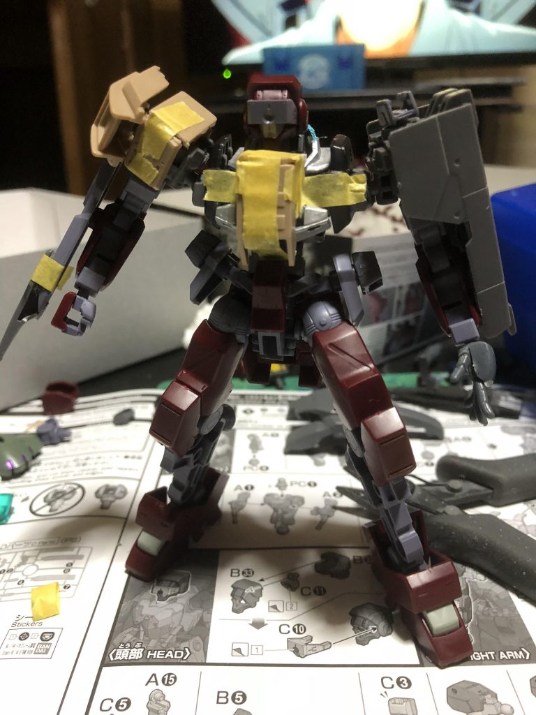 サフ塗装前
黒のサフを吹き筆でミドルストーンを塗り市販のデジタル迷彩のシール貼っています