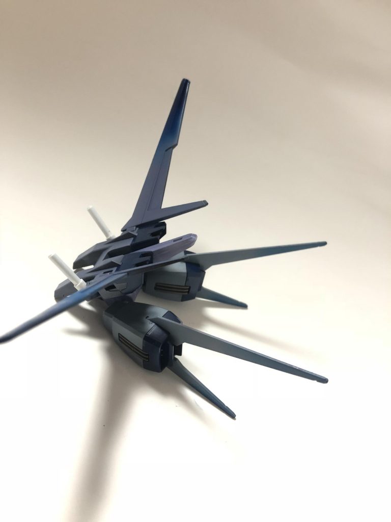 エールストライカーは本体と同じ基調に翼の先端をロイヤルブルーでグラデーション風塗装をしています。趣味です。