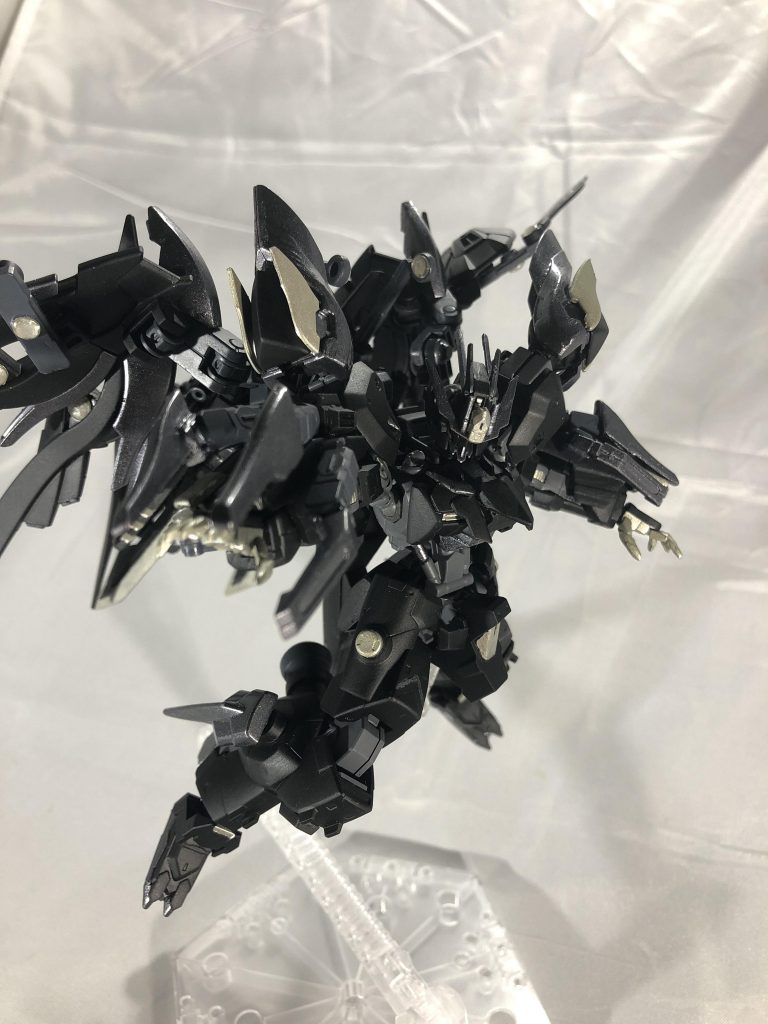 デモンズ・フィンガー。エネルギーを掌と爪に集中させ、相手にぶつけることで触れたものを砕き壊します。最大出力には爪の部分に炎が出て溶かすことも可能になります。