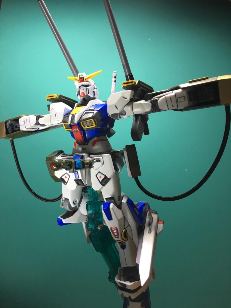 　いまいち動かしづらいですが、ヘビーアームズを意識したポーズ。イメージでは空中回転しています。