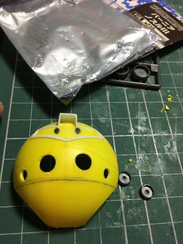 目の穴を埋めたり、腹に穴を開けたり。