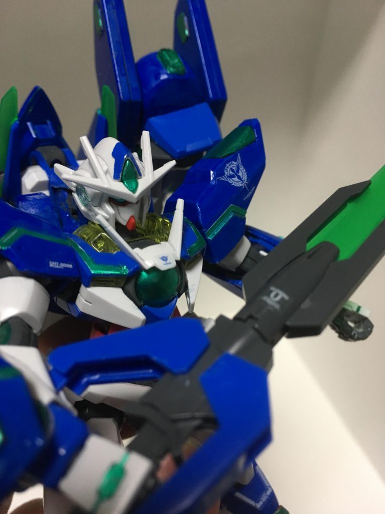 最後にかっこよくアレンジする為に貼った、左肩に貼られているソレスタルビーイングのマーク等のシールは、RGのクアンタのを使っています。
今までの工程からわかるように、ダブルオークアンタとストライクフリーダムの融合機を作る為に、今まで買い溜めしていた色々なガンプラのパーツやシールを使っています。