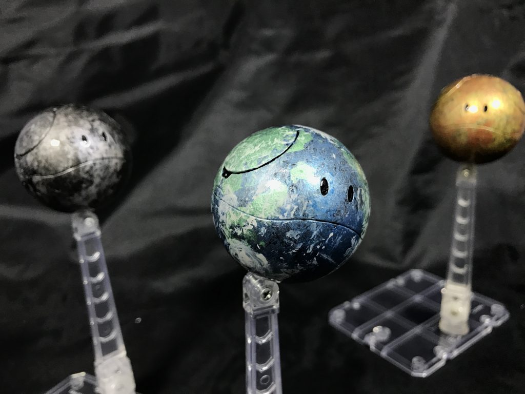 [ソル]
太陽をもしたデザインになっているハロ型ペット。

常にまぶしすぎない程度に輝いている。
まれにプロミネンスを噴射しているが、ダメージ判定などはない。

テラ、ルナと同時にフォースネストに放っておくことで、擬似的に太陽系を再現するような動きをするギミックが仕込まれている。