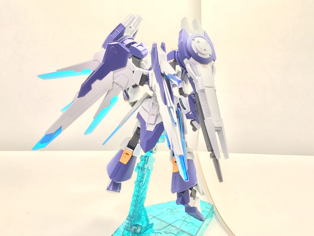 背面。ツインドライヴはAGE-2アルティメスからコンバートされたGNロングレンジカノンに直付けされており、最大出力での発射後も戦線に復帰できるように調整されている。