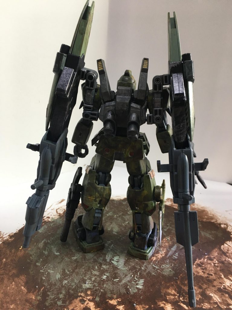 チェンジングライフルは進軍しやすいように腰部から背面へ。