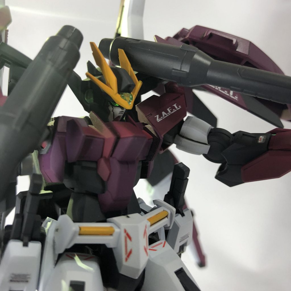 メインカラーのパープルはツートンになっています。
ブルーの強いパープルに赤みの効いたパープルを隣り合わせにする事でパーツのメリハリをより強調させてみました。