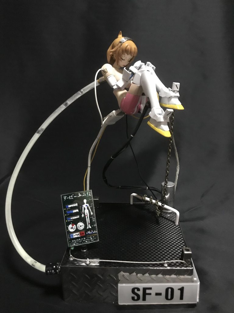 全体
背中、腰、肩、太腿、足等にコードを配してます。
コード等は全て着脱可能(はめ込みや磁石)
台座の左にあるプレートはメンテナンス中のステータス画面のつもりです。(手描き)