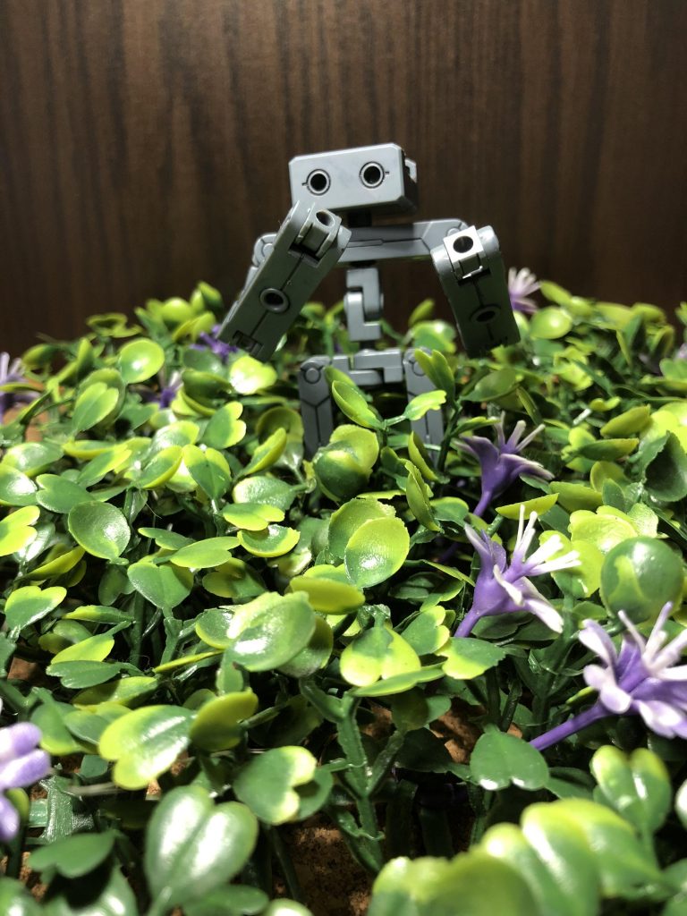 休憩中はよく部屋にある小物とかで遊んでるよ！因みにこの小さい時は省エネモードだよ！