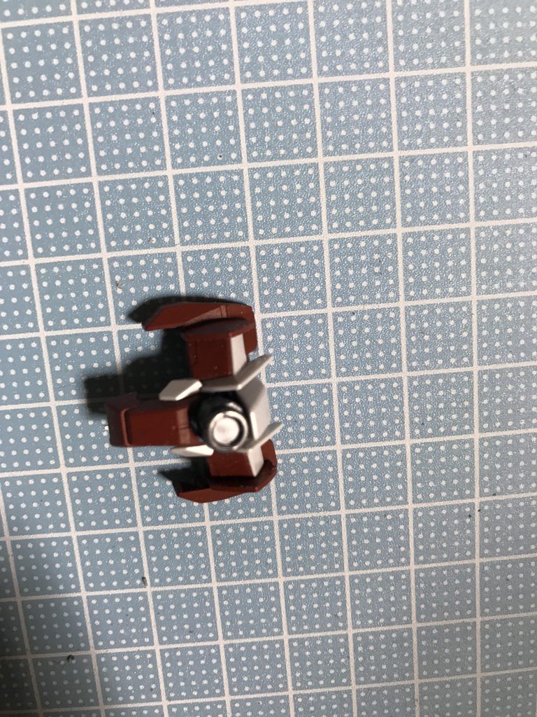 胸部はダブルオーダイバーに穴を開け、クアンタのバインダーにあるドライブを削ってから差し込みました。
完成時にはこの部位にMSサイトレンズを接着しています