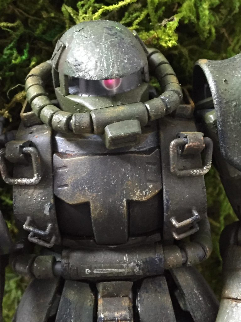 モノアイも金属パーツに変更。
各所のサビやドライブラシはウェザリングマスター、オイル汚れはブラウンのスミ入れ塗料を使用しています。