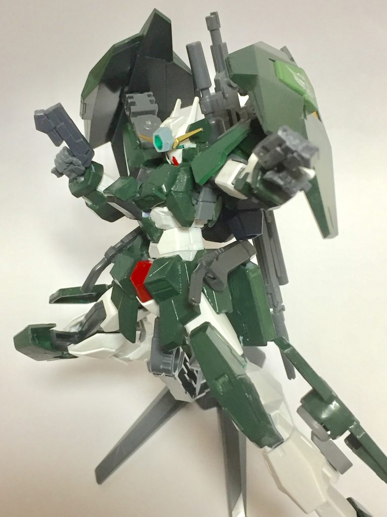 デュナメスのピストル。
肩のシールドは自由に動くので邪魔になりません。
ライフルは背中に。