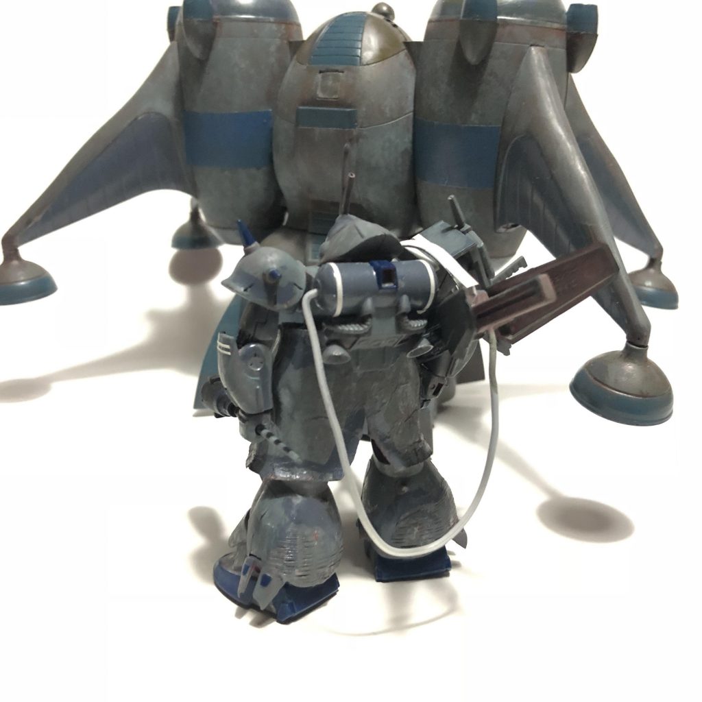 うしろ
 
背中のタンクは火炎放射器用の燃料タンクに見立ててしまった。
 
ふくらはぎ付近にちょこっとツェンメリットコーティング。
 
多分足裏で地雷踏んでも大丈夫だけどふくらはぎはヤバいって設定。