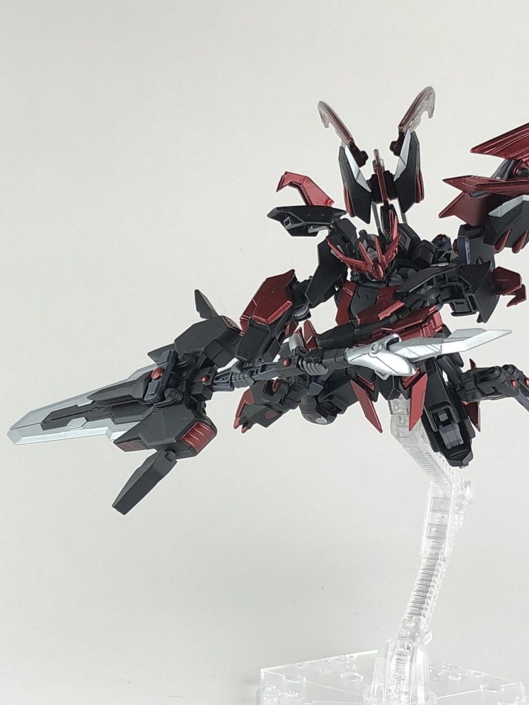 フリューゲルシュヴェルト。専用のグリップとヴィントドルヒを合体させて、フリューゲルメッサーを両手剣で使用します。当然ブースターを使い、高速で近づき防御力が高くないシールドだと関係なしに切り裂きます。