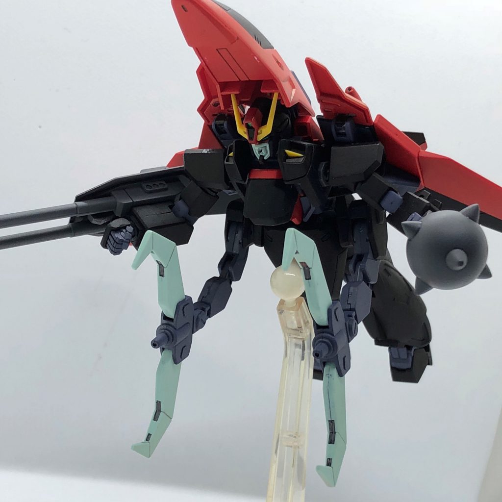 下から。やはりレイダーといえばむき出しの顔だろうということで顔を出したまま変形できるよう加工してあります。