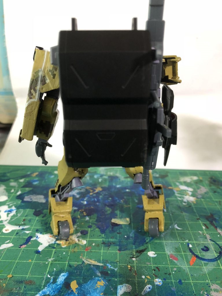 足は獅電の足をそのまま使おうと思っていたけれどレッドベレーの足を見て「もしかしたらコードギアスに出てくるサザーランドみたいなの作れるんじゃね」って思い足を加工し獅電の足にくっつけました。