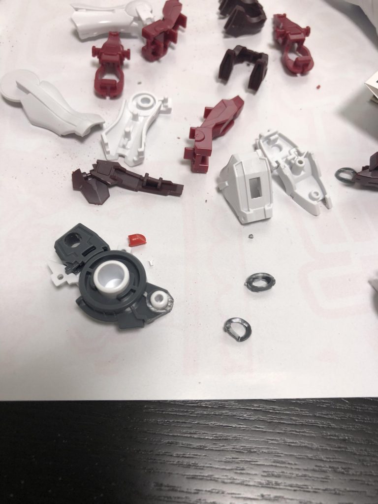 元々関節の穴にはまるエクシアのパーツから棒部分を切ってはめます。その後ランナー棒で貫通させてノーネイム脚を通しました。
ちなみに非公式外伝設定は脳内のイメージを爆発させているだけです。こういうの、なかなか楽しいっすね。