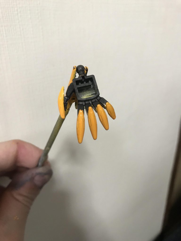 爪は他をとりあえずマスキングしてから、白サフを重ね、その上に橙黄色を塗装。マスキングしていた所を黒く塗っています。