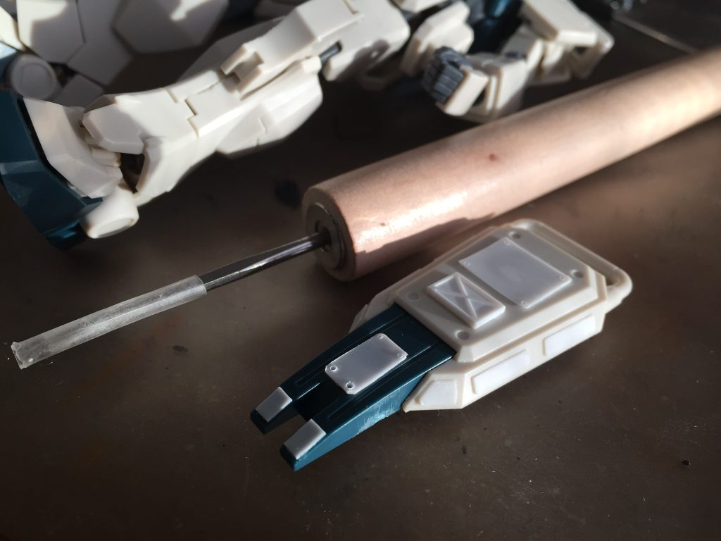 プラ板ディテールアップ。キリで穴開けたりもしたのを今思い出しました。
クロス柄のものはMSパネル（ビルダーズパーツ）を使ったというのも今思い出しました。