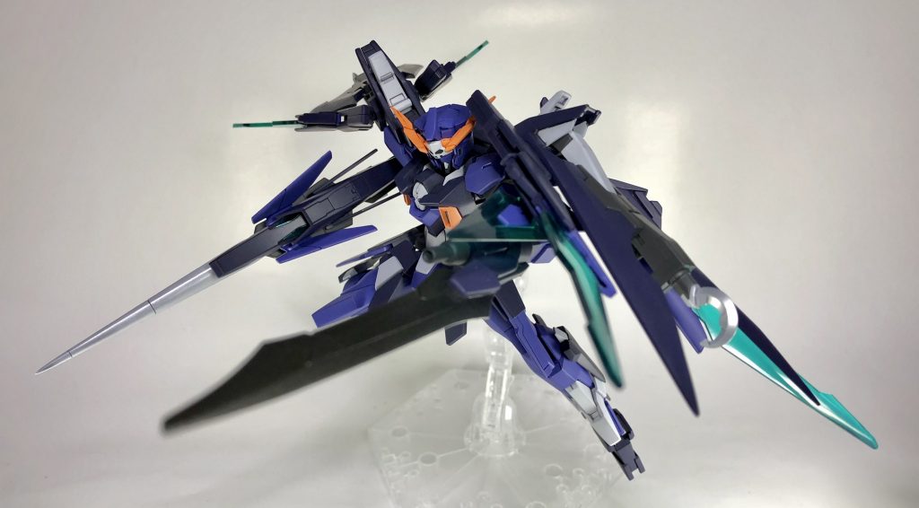 左腕には追加装備の義手であるドッズバスターソードを装着可能。これはGサイフォスのヒートソードとドッズバスターを組み合わせて製作しています。