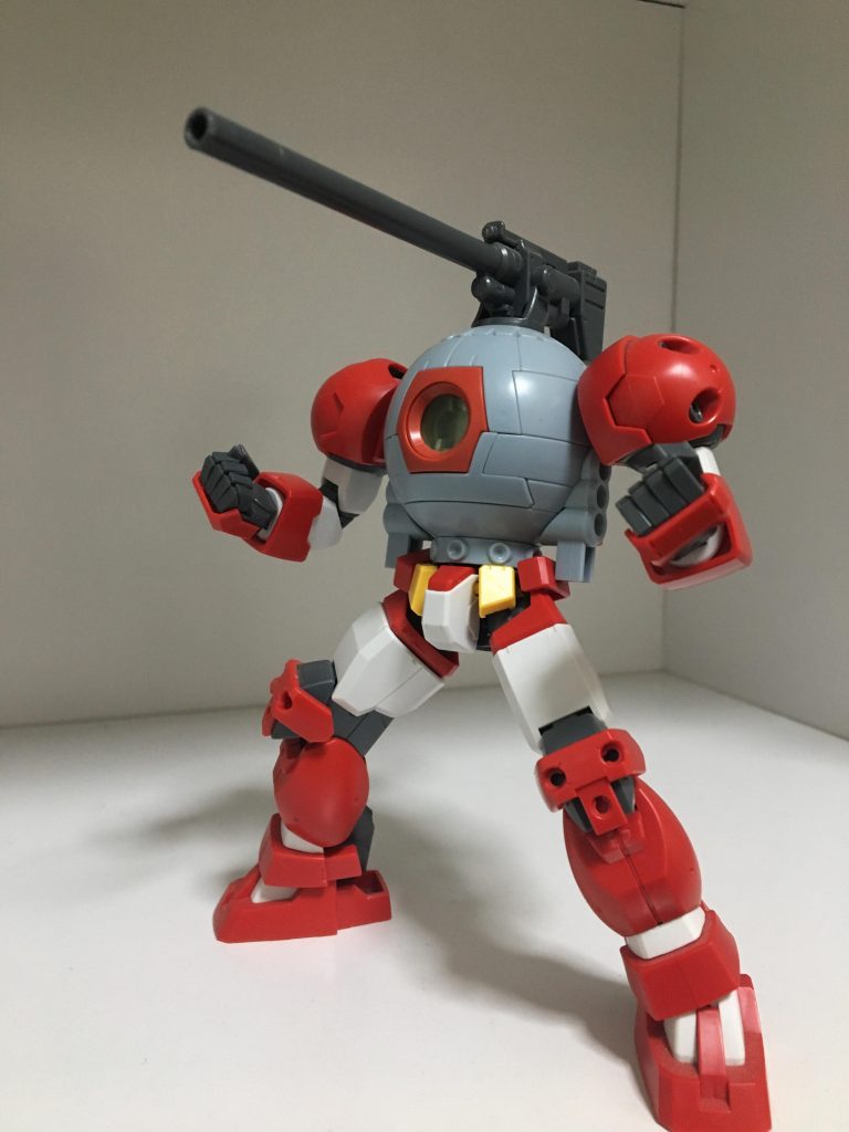 射撃武装は頭部のキャノン砲のみ