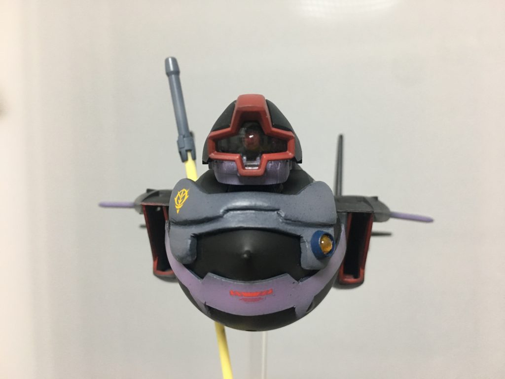 正面から見ると、ドムにしか見えません。胸の丸いポッチはビーム砲だそうです。
ジェットエンジンではなく、ホバー移動するんですかね。