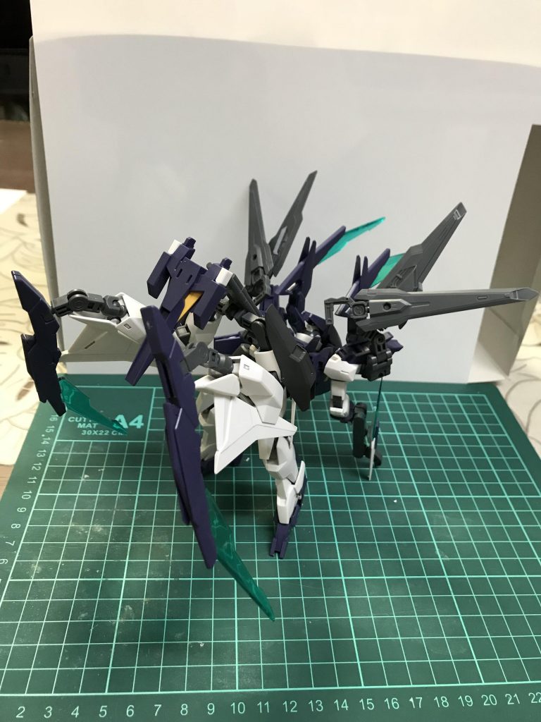 塗装前の写真です。
カラーリングは、ヒイロカラーの緑(ルマングリーン、モウリーグリーン、クリアーグリーン)、赤、金、銀で纏めました。
ゾイドを意識した結果、関節部は赤いポリキャップをイメージして塗装していますよ(≧∀≦)