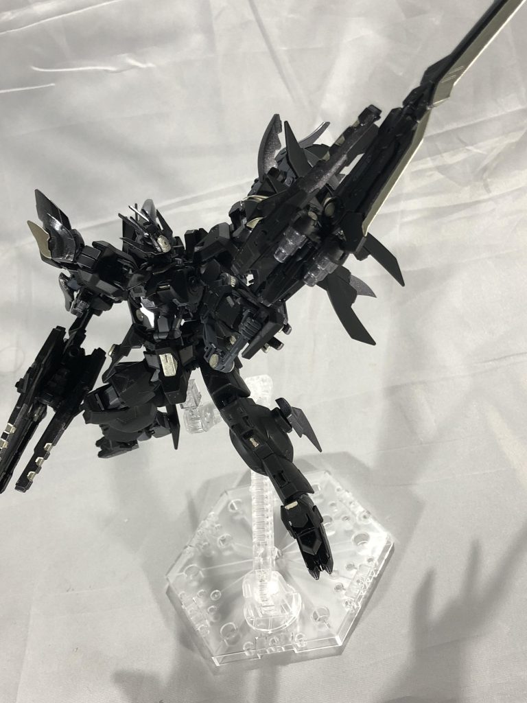 カレトヴルッフ・シャドイム、ソーダモード。武器の持ち手に接続ケーブルを介すことでγナノラミネート反応とビーム粒子を同時に流すことで絶対両断の剣として使えます。