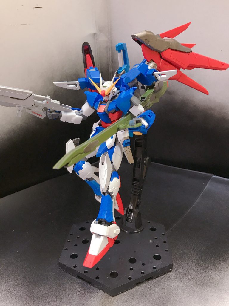 高威力長射程ビーム砲:ミネルヴァ
ジェネレーター直結型のビーム砲。最大威力時は、原作に登場する同名の戦艦が有する陽電子砲、タンホイザーと同等の威力を有する。
カラーリング変更と、グリップを増設しています。