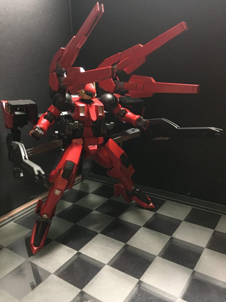 キャノンモード
肩装甲を後ろへ退け、背部GNフィンファングを前面に向けることで遠距離攻撃を可能とする形態
しかし、近接格闘を得意とする本機。遠くから砲撃を行うよりも接近した方が有利をとれるためあまり使われることはない