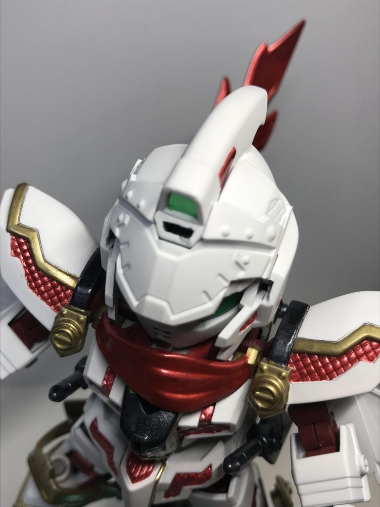 角を切り取った所に最初から穴が開いてたので、角に接着したプラ板をここに刺して固定しました。