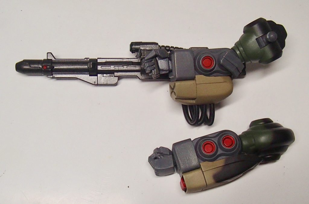 腕部
袖付きエンブレムを除去
拳は設定画を参考に甲側のコブを再現し、指は握り拳に改修し鋭い爪先も再現しました