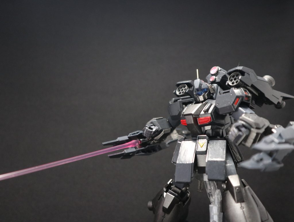 クローの間に取り外し可能なビームサーベルも装備してます。