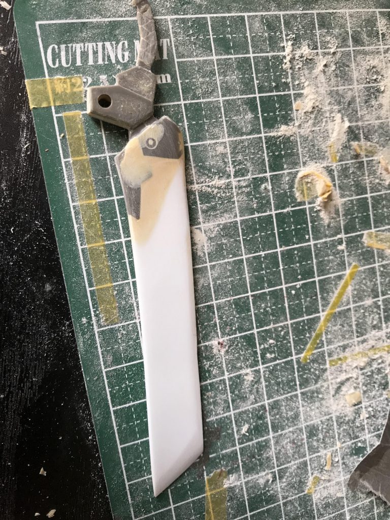 オーガの武器をプラ板とパテで改造しました。鉄血が好きなので細かいディテールは切り取って、無骨な感じで。