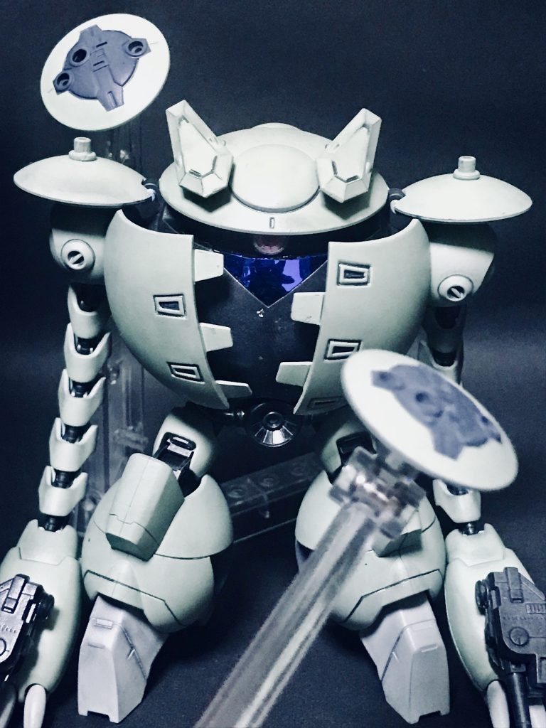 カプテマの索敵能力には、熱・音・暗視・特殊な粒子の観測など可能な方法は多岐に渡るが、中でも「音」に非常に特化したセンサーとして『エコーソナー』という逆三角形型のユニットが腹部上部に装備されている。
これは潜水艦のソナー技術を応用し、特殊な音波を射出、反響して帰ってくる凹凸を腹部で解析・集積し、周囲の情報を完全に把握出来る特殊な装置である。無論地形と合わせ敵機などの位置も反響するので、「そこに存在さえする」のなら、完全に目視での姿を消してしまうステルス能力ですら丸裸にすることが可能なのである。

これにより得た情報をディスクビットを使って味方へ即座に伝達、戦場で得た全ての情報を演算し続け、常に味方機と最も的確な連携・戦術指揮を行う。