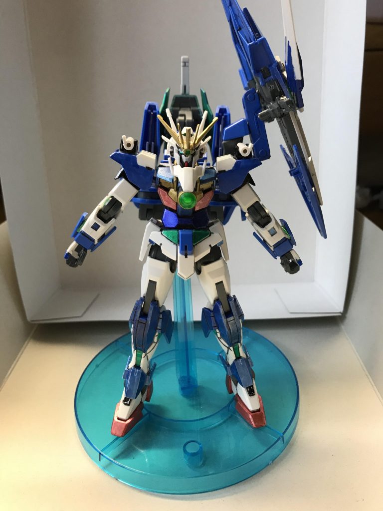 これが標準状態の姿です。
クアンタの要素ということでダブルオーダイバーエースのユニットをいじってクアンタの物に似せて作りました。かつスカイの要素を残したかったのでジョイントなどを使いスカイのGNドライブをつけました