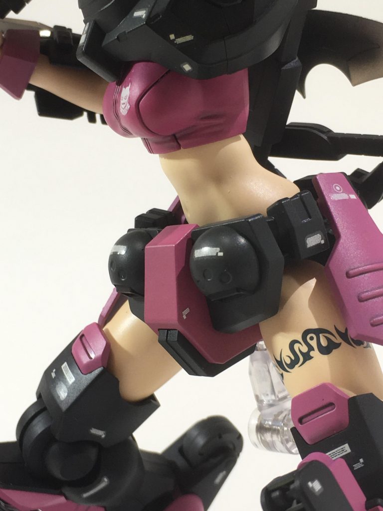 アピールポイントといえば、やはりフミナ先輩の鍛え抜かれたこのボディ。
ちなみにこの作品にはパテの類は一切使用していません。
キットのままで十分魅力的なスタイルです。