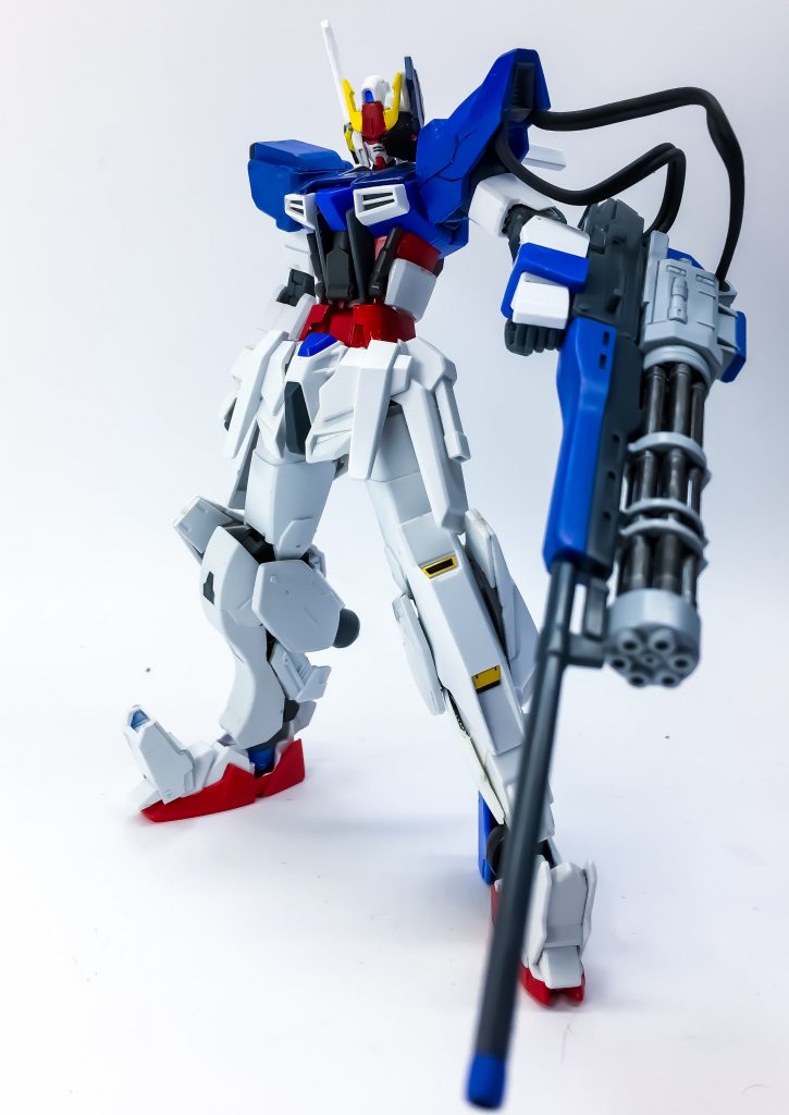 ## EXA:LWユニット
左腕に大型のロングレンジライフルとガトリング砲を搭載したユニット!
肩から武装にケーブルが伸びており、ここから武装に粒子を送り込む
尚、右腰のビームサーベルは左肩後方に位置を変更している、意味は無い!