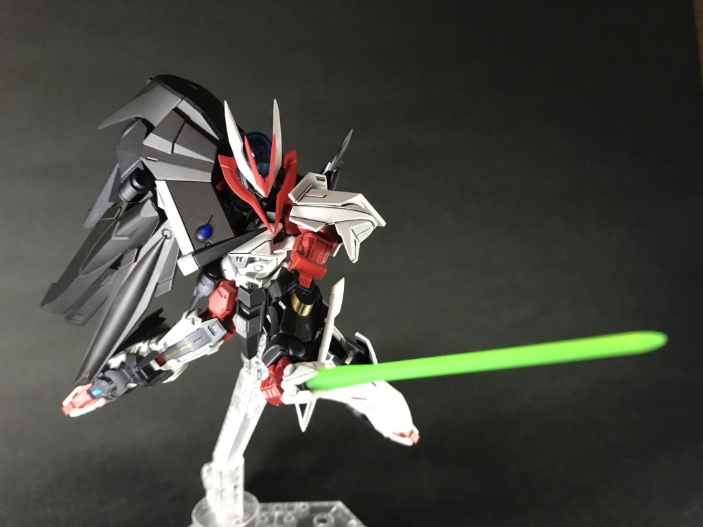 ポージング。
ノーネイムユニットをマント形態にするとデザイン上、可動範囲は狭いので、あまりポーズをつけれません。ただカッコいいので素立ちで十分カッコです。