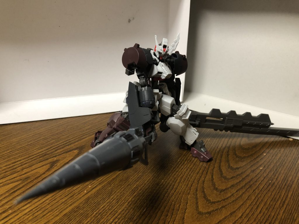 リジットアームド
ヘビーウェポンを片腕で扱えるよう出力を大幅に強化した装甲腕
装甲を追加したため堅く重く 防御だけでなく殴打で破壊する事も可能