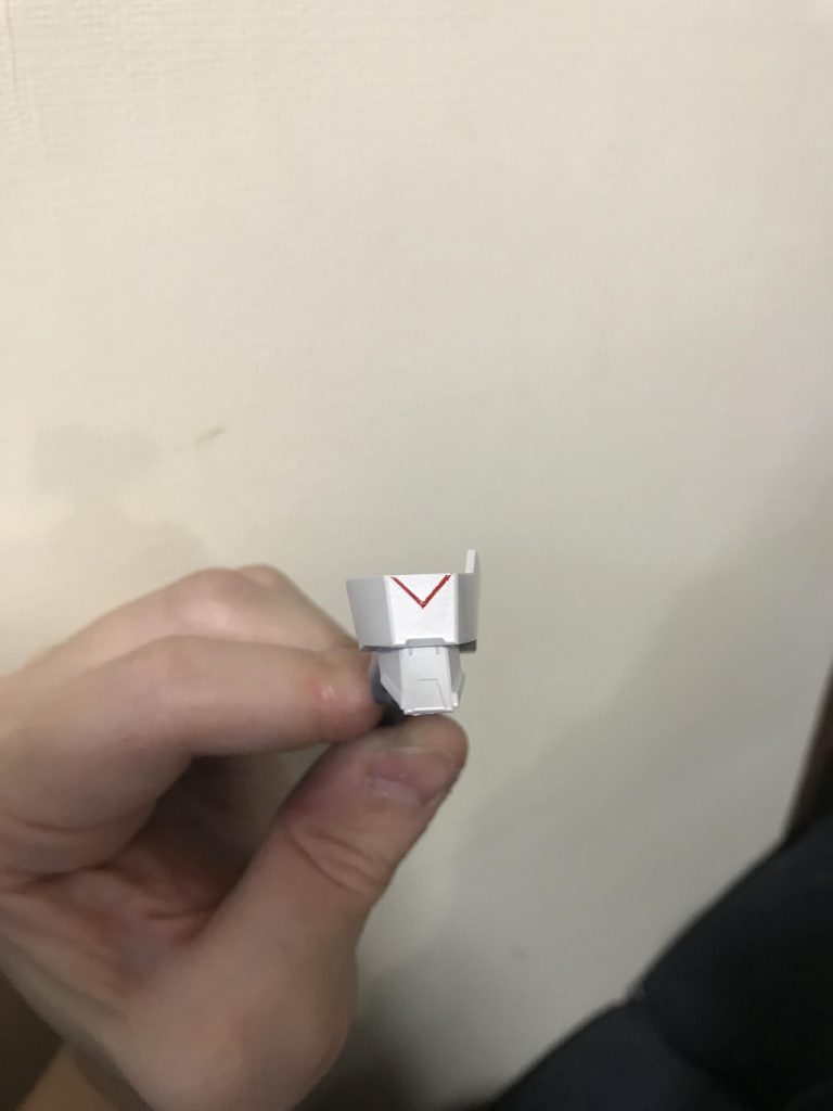 V字ラインは、タミヤのエナメル赤でスミ入れをしています。