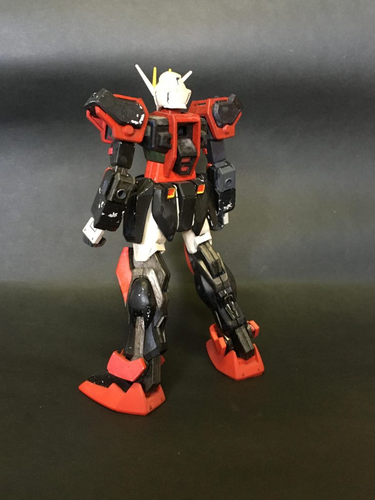 背中。
正面と同様、赤と黒のコントラストが見せ所です。
腰のスラスターは、黄色で縁取る事で、メカっぽさを演出しています。