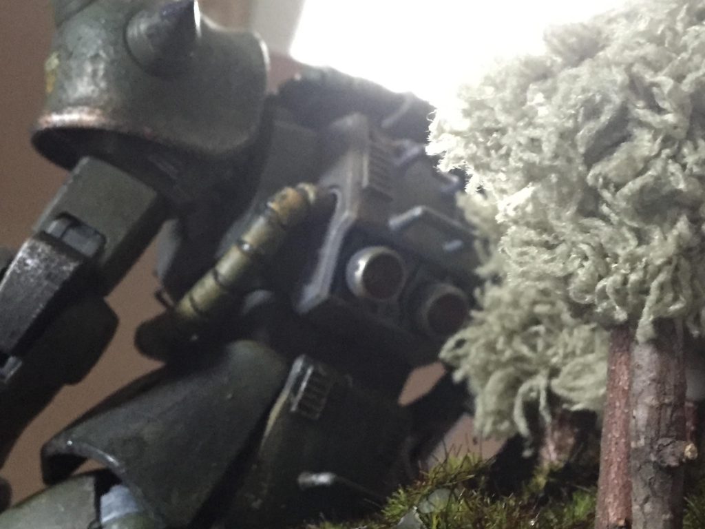 ジオラマに寄りかからせて、戦場写真みたいなイメージで。