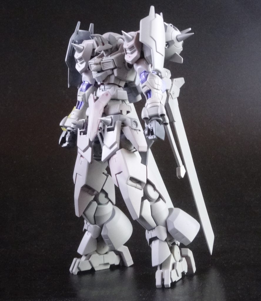 サフを吹いた状態です。地味に胸の部分が今回迷走してたと言っても過言ではないです・・・