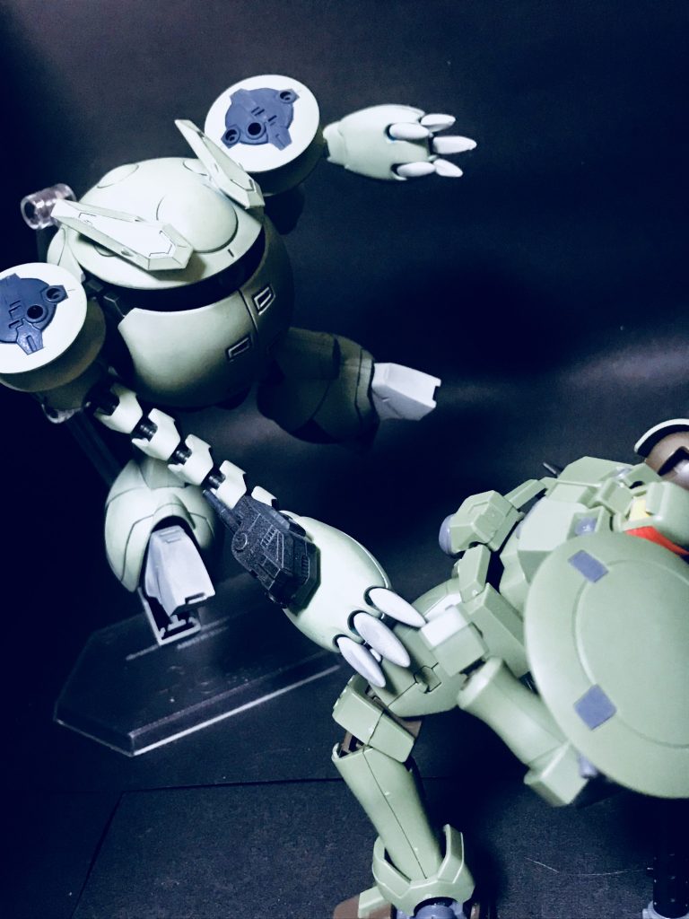 角・モノアイ・ディスクビットと各種強力な索敵性能を活かした味方への情報伝達と、演算能力から生まれる精密な弾道計算を活かした中距離射撃戦を得意スタイルとする。
その代わり、装置類の積み込みの代償としてミサイルポッドはオミットされ、格闘能力も若干低下しているので至近距離や面と向かった戦闘を避ける器用な立ち回りが要求される。