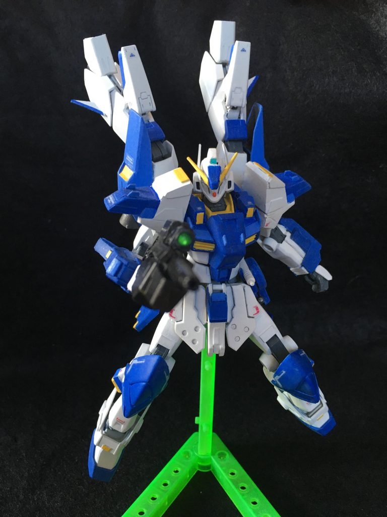 背部のメインバーニアは展開することで高機動モードへ。バトル中でも機動力の調整が行えるよう考慮。